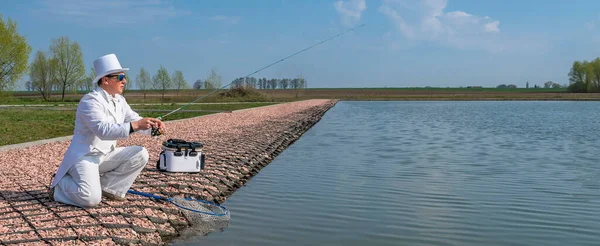 Utsökt Fiske Fiskare Vit Svit Fångar Fisk Genom Att Snurra — Stockfoto