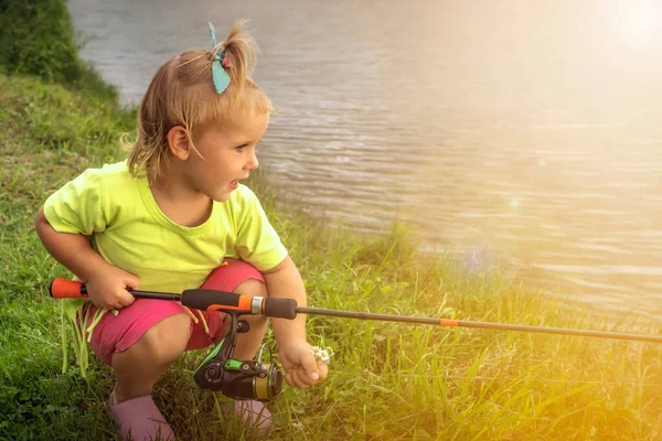 Portrait Tonique Une Petite Fille Avec Des Tacles Sur Pêche — Photo