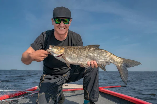 Glad Fiskare Med Stor Asp Fisk Aspius Trofé Vid Båten — Stockfoto