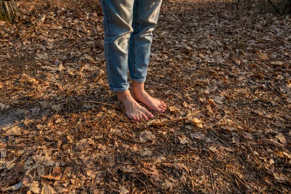 Massagem Natural Pés Descalços Chão Floresta Pernas Humanas Sem Sapatos — Fotografia de Stock