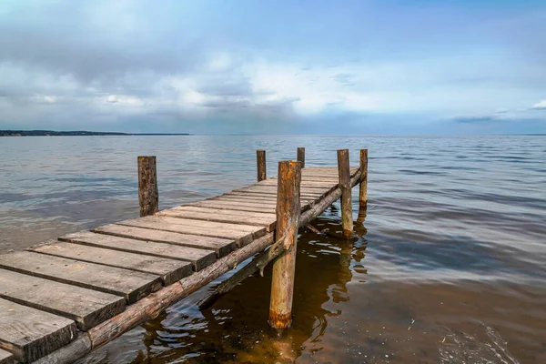 Перспективный Вид Деревянный Пирс Озера Маленький Мост Воде — стоковое фото