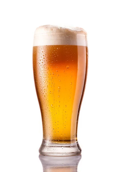 Легке холодне пиво в мороженому склі ізольоване на білому — стокове фото