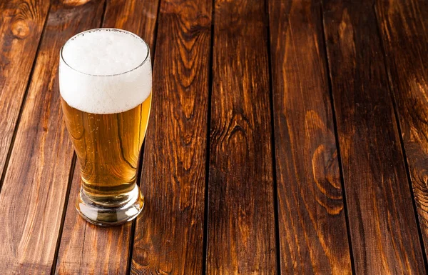 Легке холодне пиво на старому дерев'яному столі — стокове фото