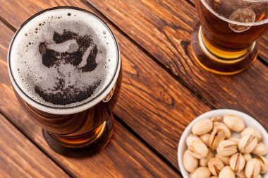 galss karanlık soğuk köpüklü bira, fındık eski ahşap masa