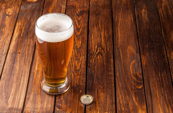 Склянка легкого холодного прісного пива, старий дерев'яний стіл — стокове фото