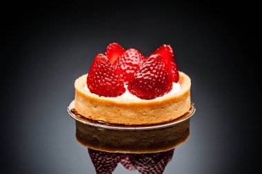 koyu arka plan üzerinde çilek çöl