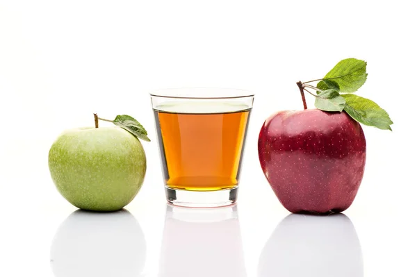 红色和绿色的苹果。杯果汁。孤立对白色 — 图库照片