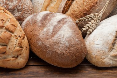 Ahşap masa üzerinde düzenlenmiş ekmek 