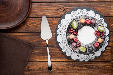 çikolata berry pasta plaka üzerinde kahverengi ahşap zemin üzerinde