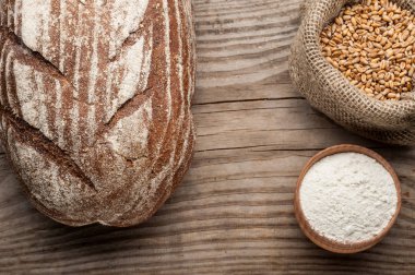 Tahta masada bir somun ekmek.