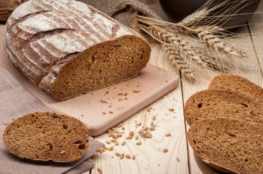 ahşap masada ekmek dilimlenmiş