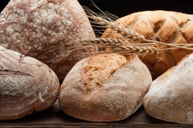 Ahşap masa üzerinde düzenlenmiş ekmek 