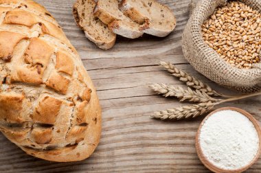 Tahta masada bir somun ekmek.