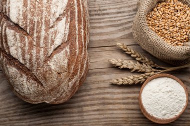 Tahta masada bir somun ekmek.