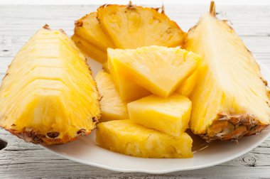Beyaz ahşap zemin üzerinde bir ananas dilimleri