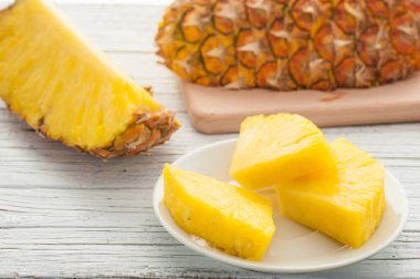 Beyaz ahşap masa tabağa ananas dilim