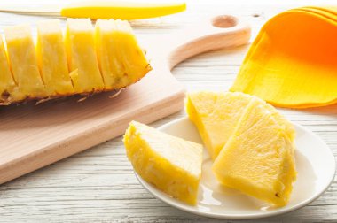 Beyaz ahşap zemin üzerinde bir ananas dilimleri