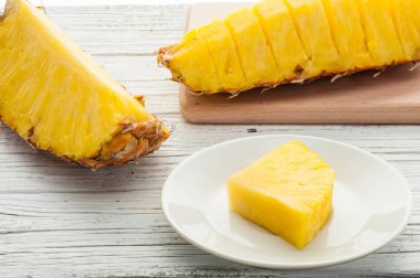 Beyaz ahşap masa tabağa ananas dilim