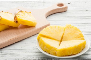 Beyaz ahşap zemin üzerinde bir ananas dilimleri