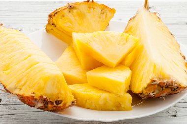 Beyaz ahşap zemin üzerinde bir ananas dilimleri