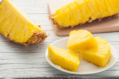 Beyaz ahşap masa tabağa ananas dilim