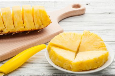 Beyaz ahşap zemin üzerinde bir ananas dilimleri