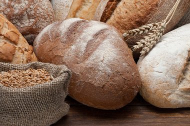 Ahşap masa üzerinde düzenlenmiş ekmek 