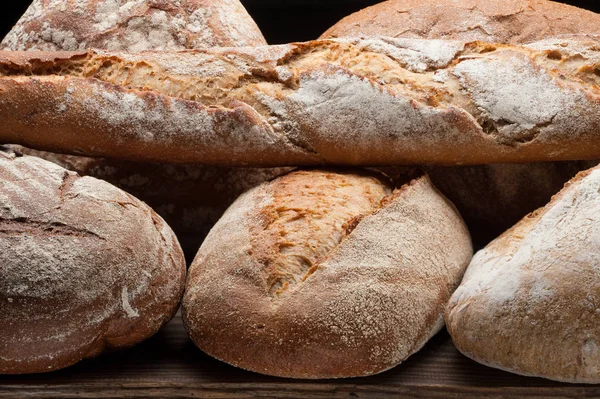 Brød arrangeret på træbord - Stock-foto