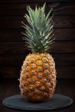 koyu ahşap arka plan üzerinde bir ananas closeup