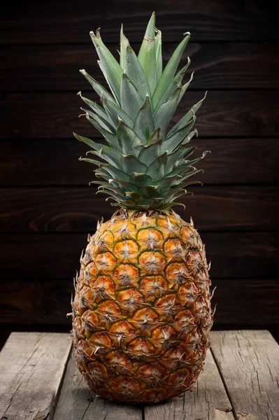 koyu ahşap arka plan üzerinde bir ananas closeup