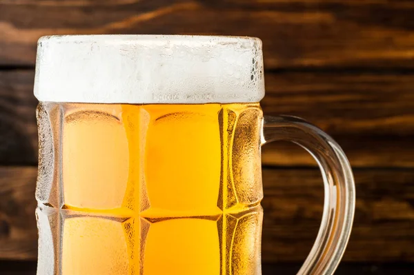 Крупним планом склянка холодного пива на старому дерев'яному фоні — стокове фото