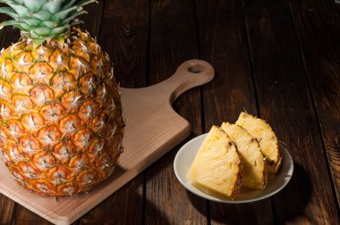 koyu ahşap arka plan üzerinde bir ananas dilimleri