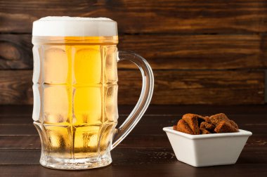 soğuk köpüklü lager bira ve snacks ahşap tabak bardak ta