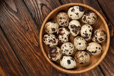 bıldırcın yumurtası eski ahşap adam üzerinde ahşap plaka üzerinde Üstten Görünüm