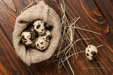 çuvala eski ahşap arka plan üzerinde bıldırcın yumurtası üzerinde Üstten Görünüm