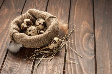 eski ahşap zemin üzerine çuvala bıldırcın yumurtası