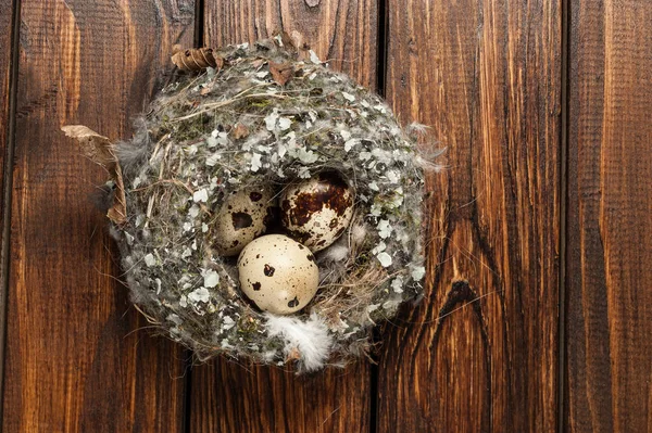 bıldırcın yumurtası eski ahşap arka plan üzerinde bir yuva görünümü top 