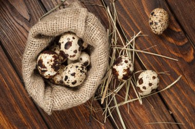 çuvala eski ahşap arka plan üzerinde bıldırcın yumurtası üzerinde Üstten Görünüm