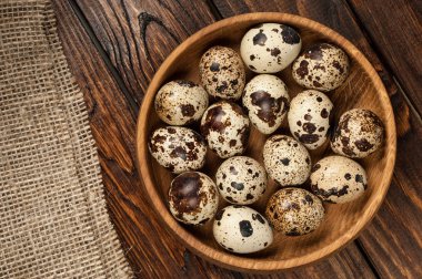 bıldırcın yumurtası eski ahşap adam üzerinde ahşap plaka üzerinde Üstten Görünüm