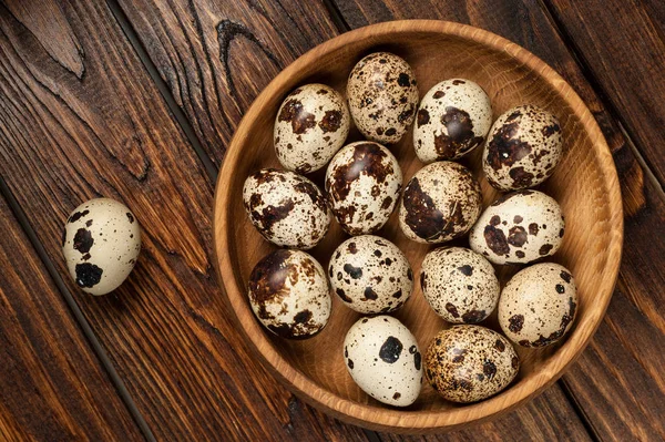 오래 된 나무 backgroun 이상 나무 접시에 메 추 라 기 계란에 최고의 보기 — 스톡 사진