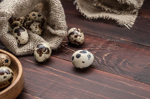 çuvala eski ahşap arka plan üzerinde bıldırcın yumurtası