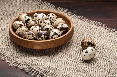 bıldırcın yumurtası karanlık eski ahşap arka plan üzerinde ahşap plaka