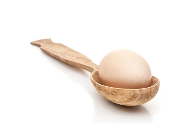 Slepičí vejce vařečku, samostatný bílé pozadí — Stock fotografie