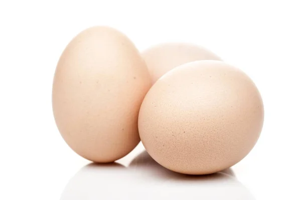 Kuřecí vejce stojící izolované na bílém pozadí — Stock fotografie