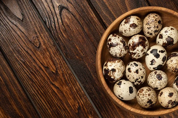 오래 된 나무 backgroun 이상 나무 접시에 메 추 라 기 계란에 최고의 보기 — 스톡 사진