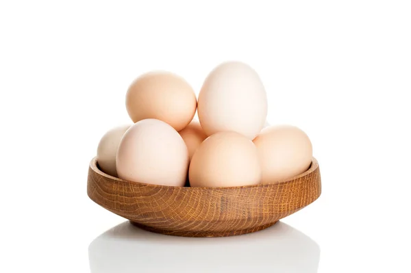 Ovos de galinha em uma placa de madeira isolada no fundo branco — Fotografia de Stock