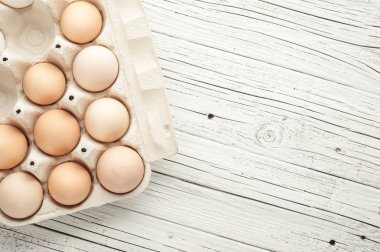 tavuk yumurtası Beyaz ahşap zemin üzerine karton kutu içinde