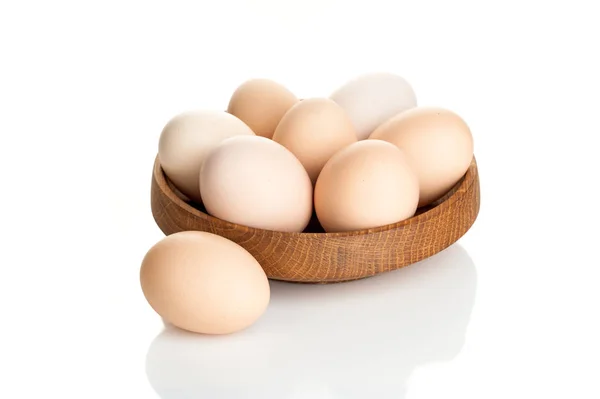 Ovos de galinha em uma placa de madeira isolada no fundo branco — Fotografia de Stock