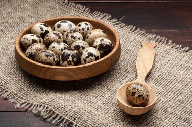 bıldırcın yumurtası karanlık eski ahşap arka plan üzerinde ahşap plaka