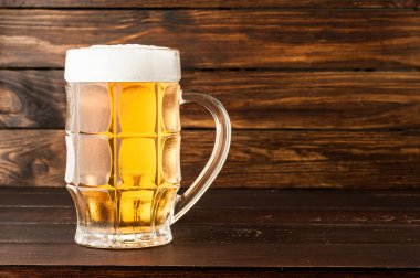 bardak soğuk köpüklü lager bira eski ahşap tablo